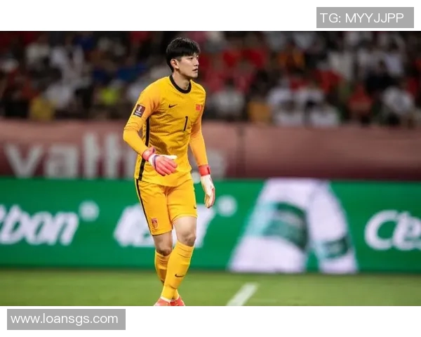 颜骏凌果断出击成功解围展现门将风范助力球队稳固防线